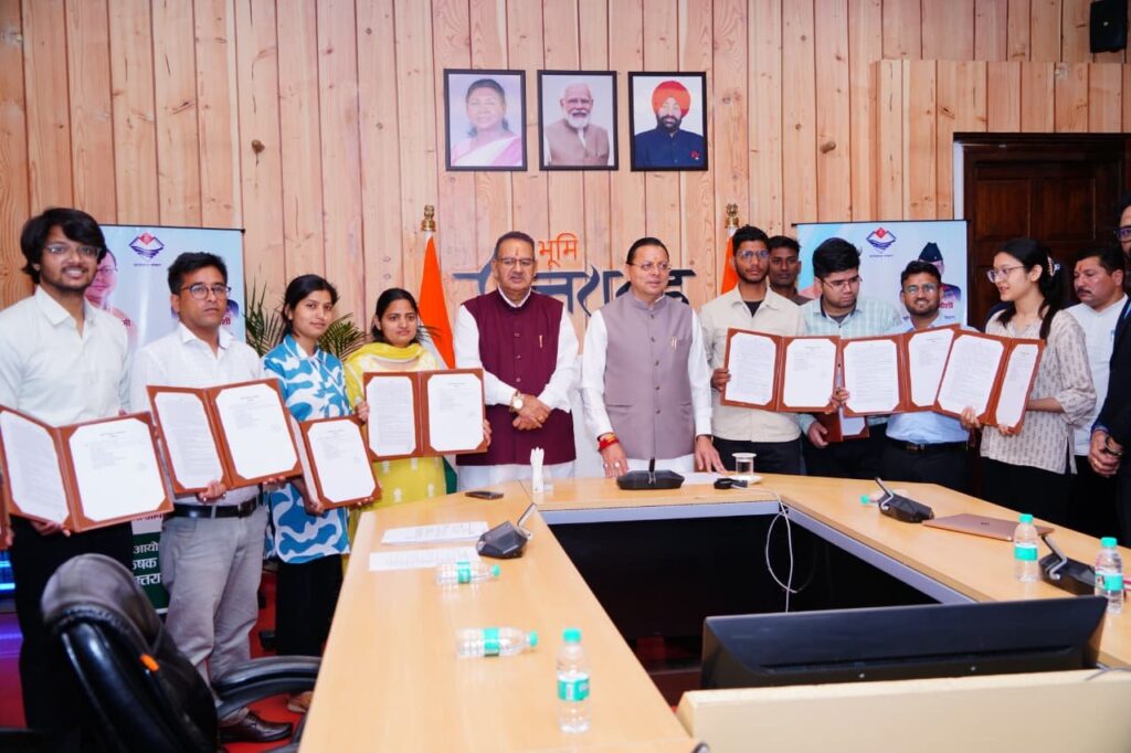 सीएम धामी ने किए 12 अभ्यर्थियों को नियुक्ति पत्र प्रदान