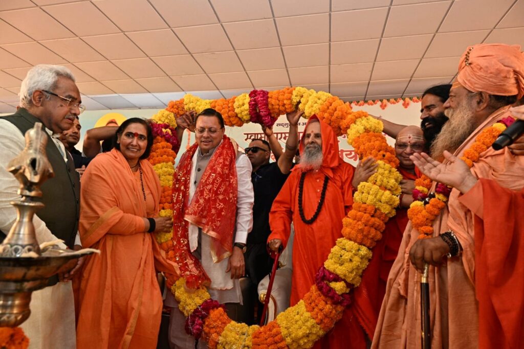 स्वामी परमानन्द गिरि जी महाराज की 71वीं संन्यास जयंती के उपलक्ष्य में मुख्यमंत्री ने दीप प्रज्वलित कर कार्यक्रम का किया शुभारंभ